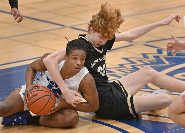 Larkin's Jonathan Wells (14) and Streamwood's Adam Hovey (33) get tangled up on the floor during the 4th quarter of Monday's IHSA Class 4A Conant Regional Quarterfinal, February 19, 2024. Larkin won the game, 77-30. (Brian O'Mahoney for the The Courier-News)