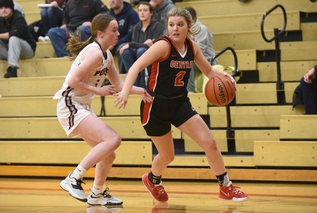 Lincoln-Way Central's Gracen Gehrke (2) goes baseline on Lockport's Lucy Hynes (32) Monday, November 28, 2022 in Lockport, IL. (Steve Johnston / Daily Southtown)
