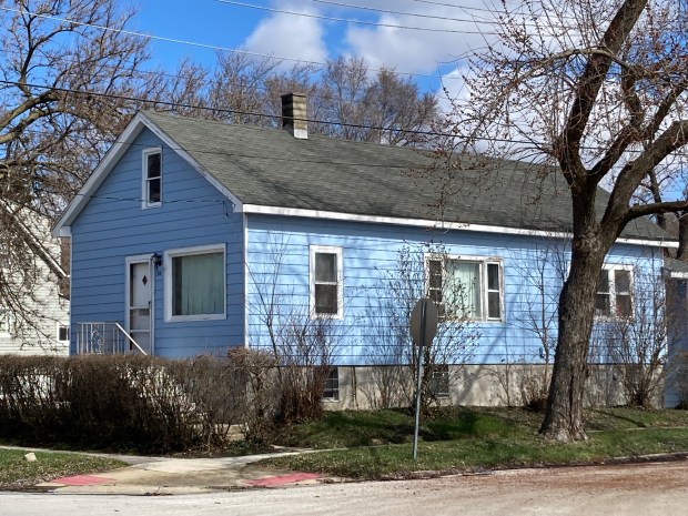 Workers cottages such as this one in Thornton often were later raised to facilitate a basement. Most were designed rectangularly to fit the Chicago area's standard 25-by-100 foot city lot. (Paul Eisenberg/Daily Southtown)