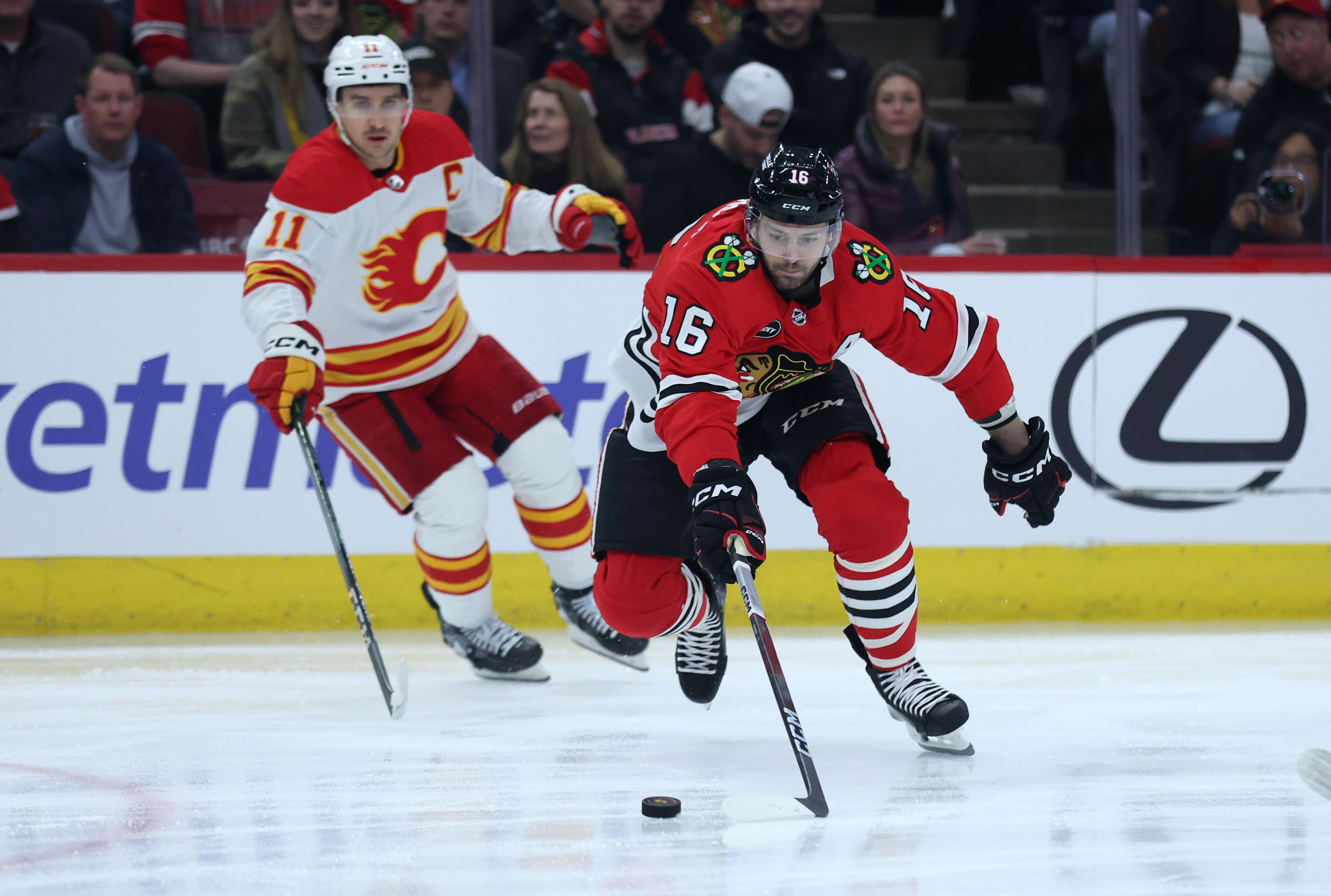 Chicago Blackhawks center Jason Dickinson (16) looks to take control of the puck in the first period of a game against the Calgary Flames at the United Center in Chicago on March 26, 2024. (Chris Sweda/Chicago Tribune)