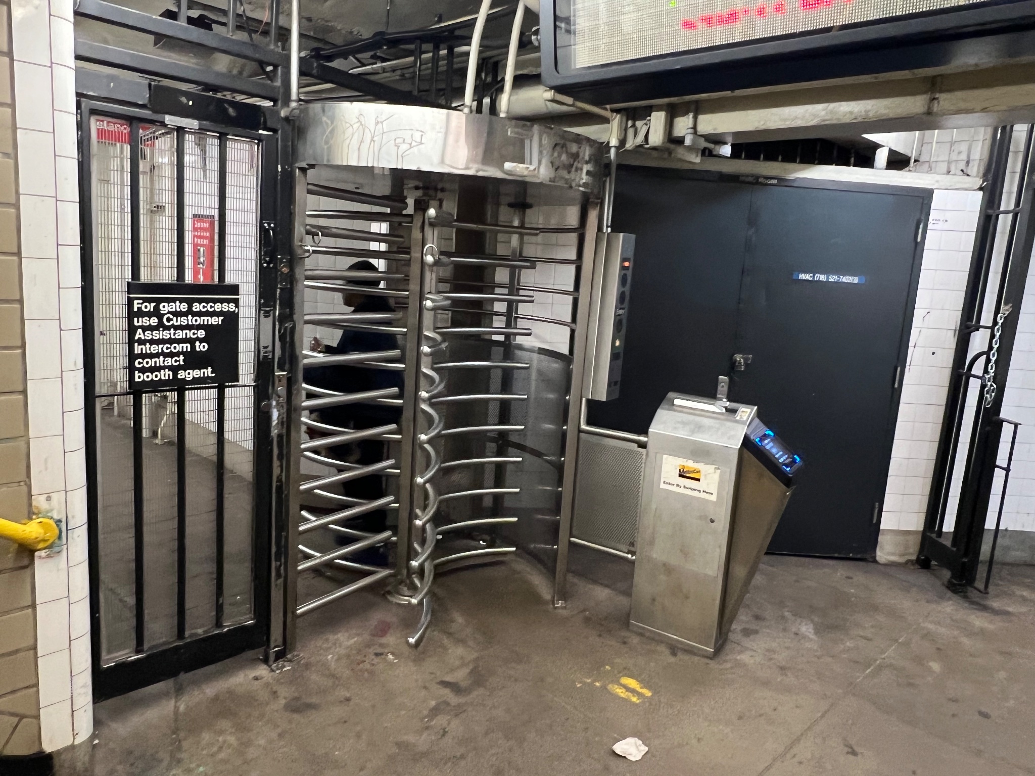 The single turnstile riders crowded their way through in an attempt to flee the subway after a shooting at a nearby stop on Thursday.