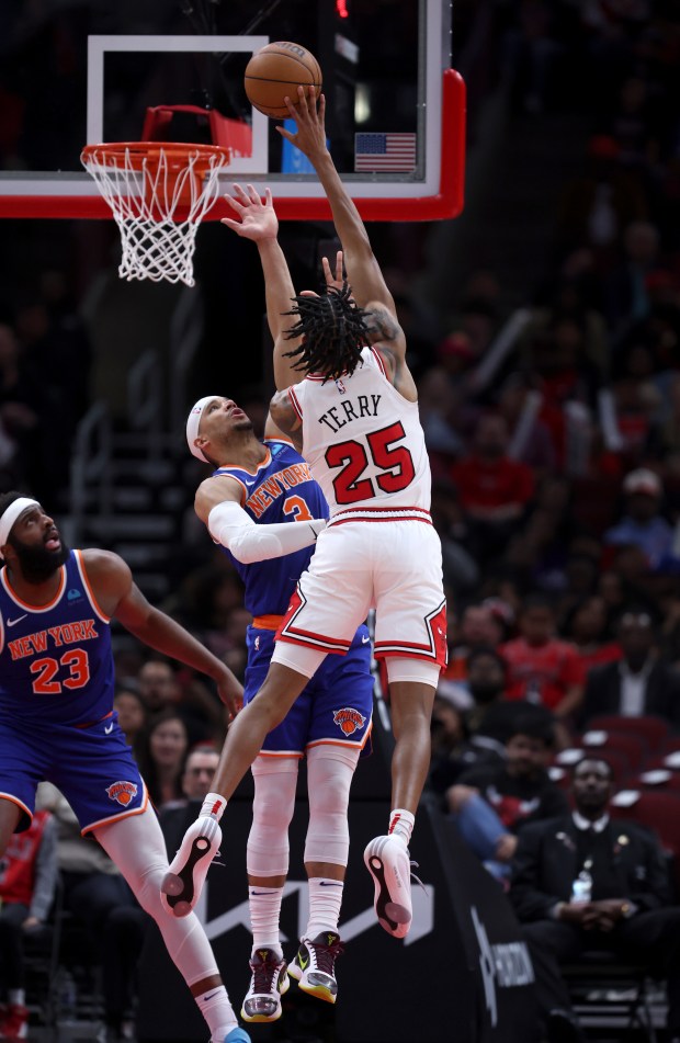 Chicago Bulls forward Dalen Terry (25) tries to score over New York Knicks guard Josh Hart (3) in the second half of a game at the United Center in Chicago on April 9, 2024. (Chris Sweda/Chicago Tribune)