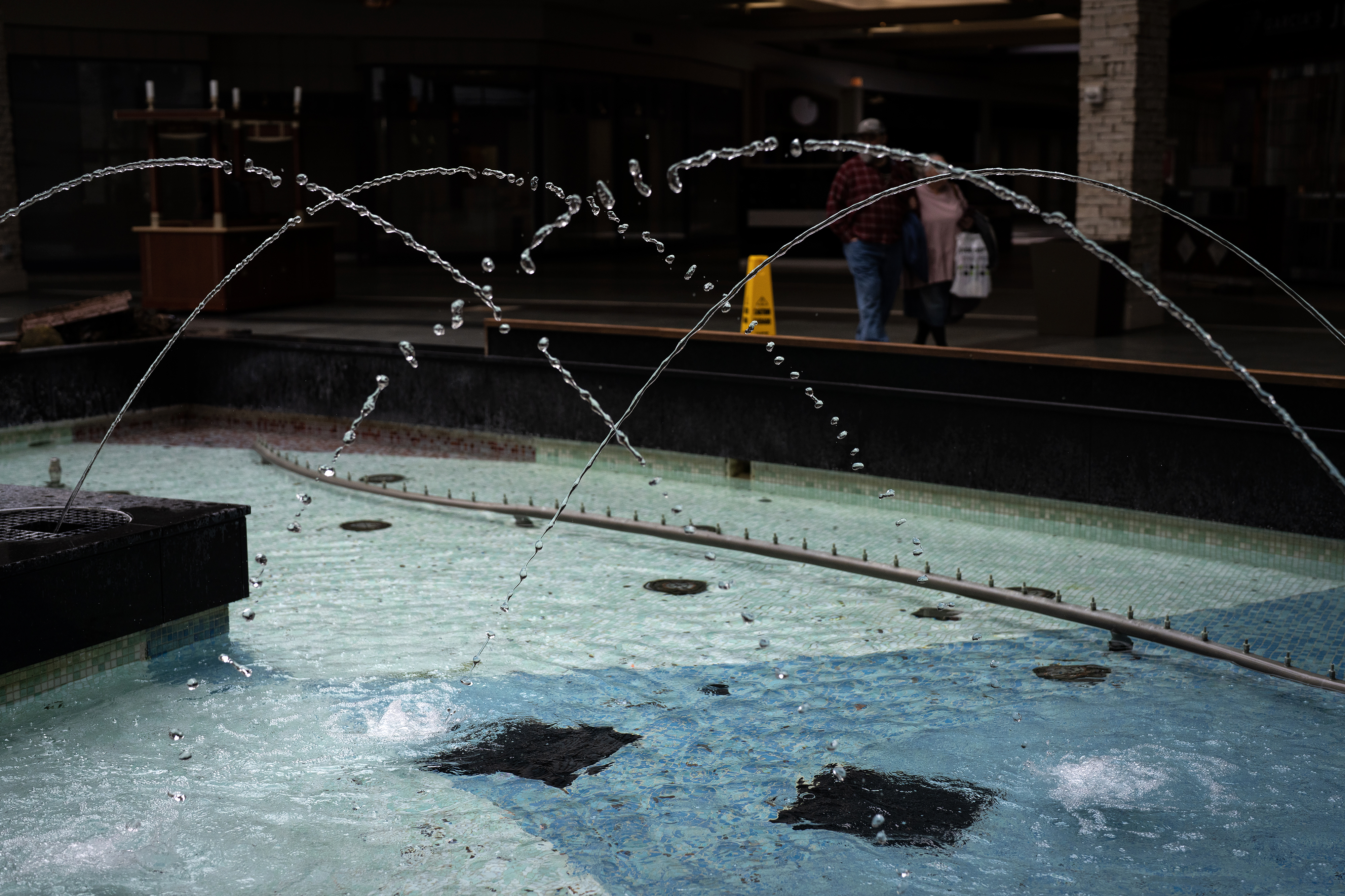 The fountain is still flowing in the Spring Hill Mall in West Dundee on March 20, 2024. (E. Jason Wambsgans/Chicago Tribune)