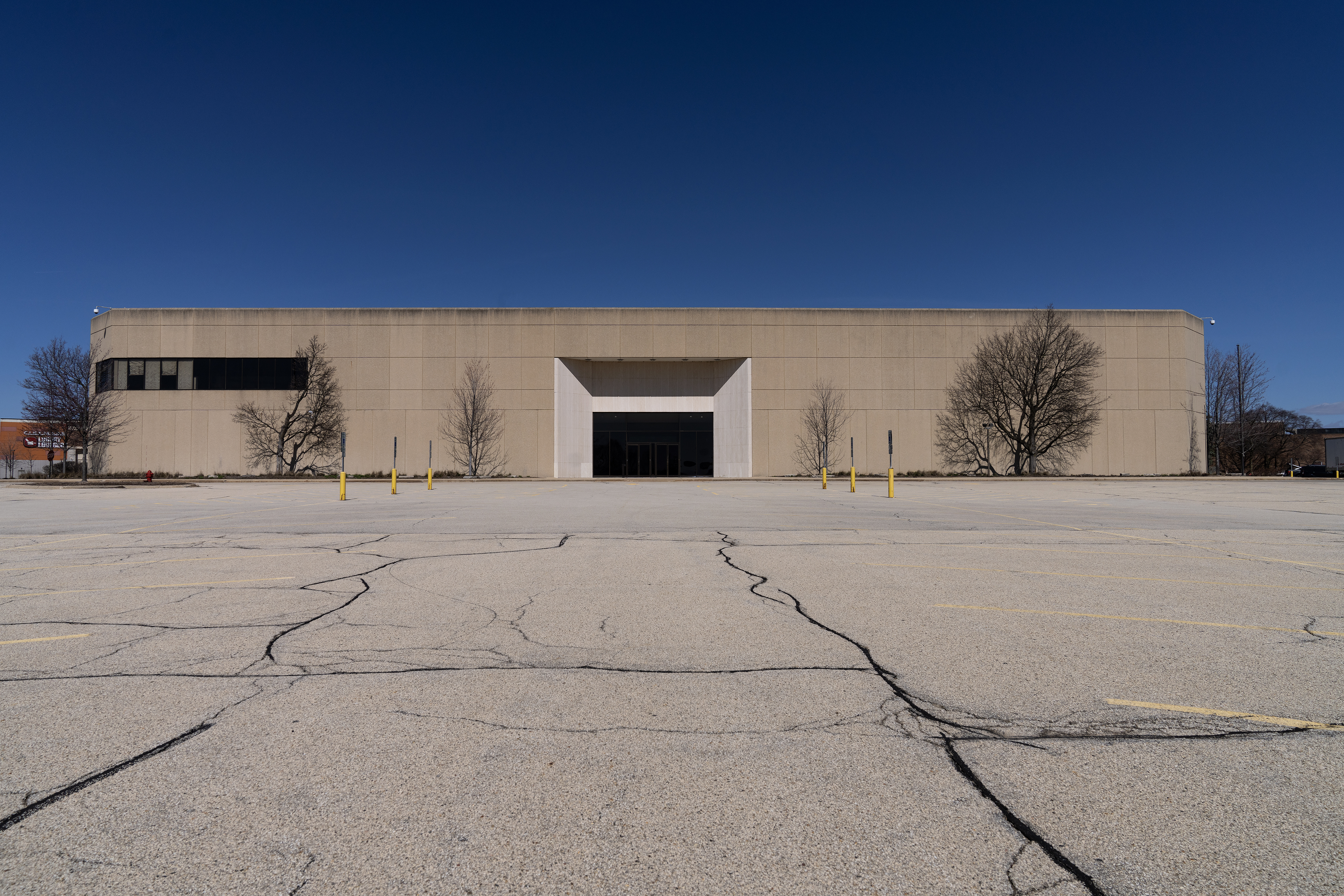 The exterior of the Spring Hill Mall in West Dundee, which is closing after 43 years. (E. Jason Wambsgans/Chicago Tribune)