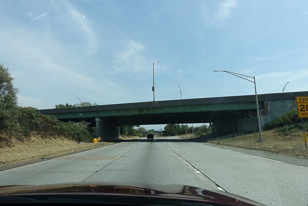 The eastbound Nassau Expressway under the JFK Expressway
