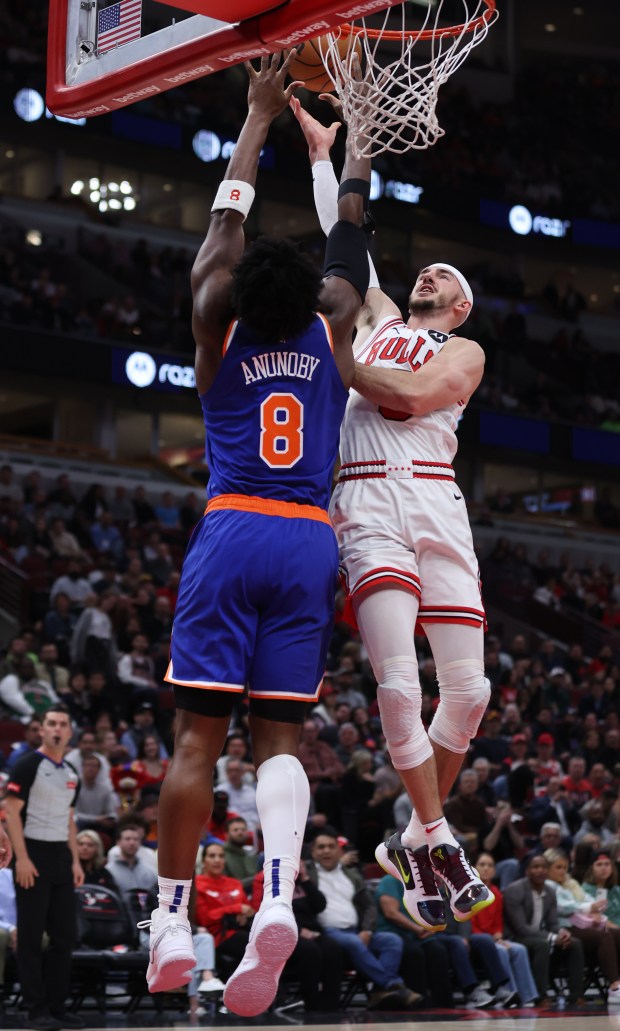 Bulls guard Alex Caruso drives to the basket against Knicks forward OG Anunoby in the first half on April 9, 2024, at the United Center. (Chris Sweda/Chicago Tribune)