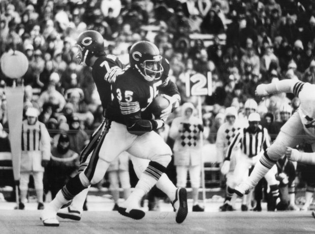 Bears fullback Roland Harper takes a handoff from quarterback Bob Avellini during a game against the Packers on Dec. 11, 1977, at Soldier Field. (Ernie Cox Jr./Chicago Tribune)